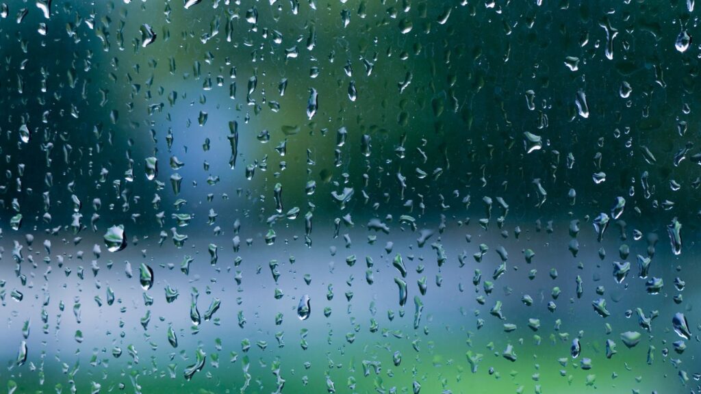 雨粒がついた窓越しの景色。理由のわからないつらさを抱えていた時期を象徴するイメージ