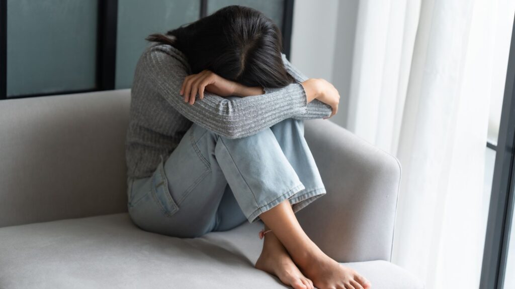 心が限界に近づきうずくまる女性を表現したイメージ画像